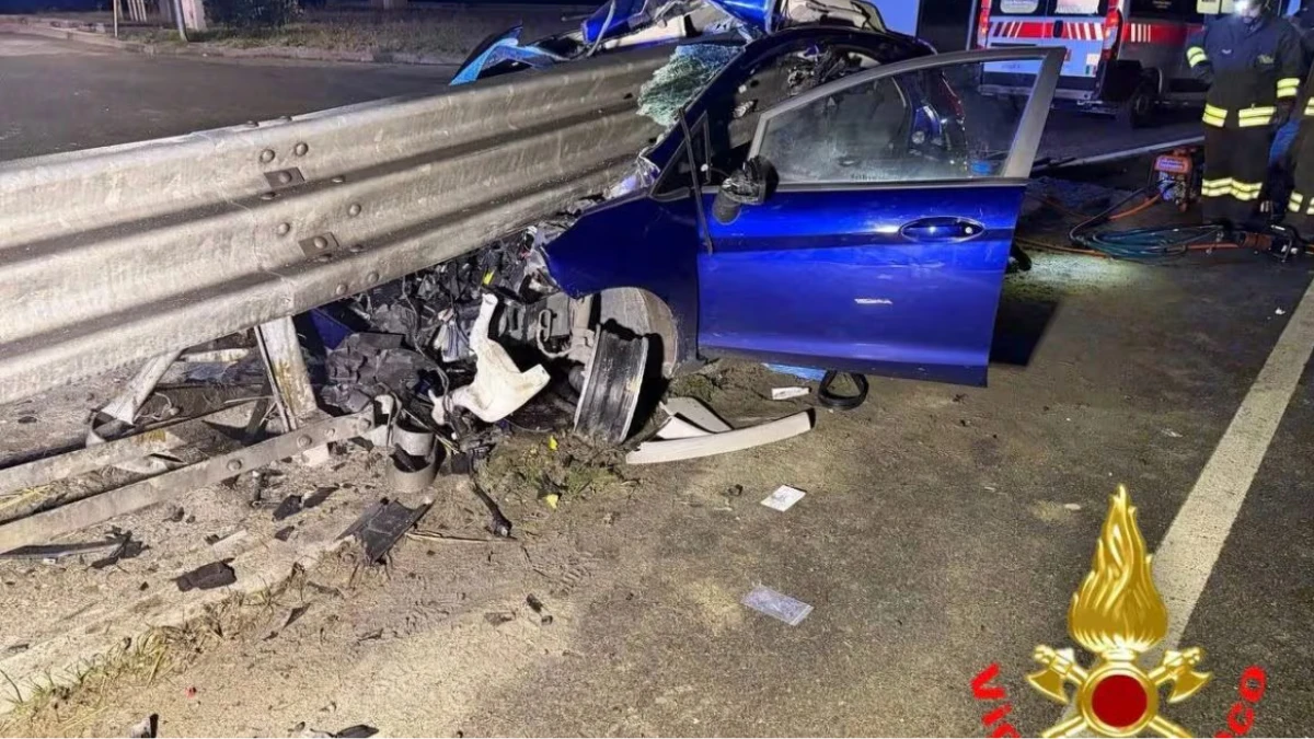 Auto infilzata dal guardrail in un grave incidente notturno nel Lodigiano