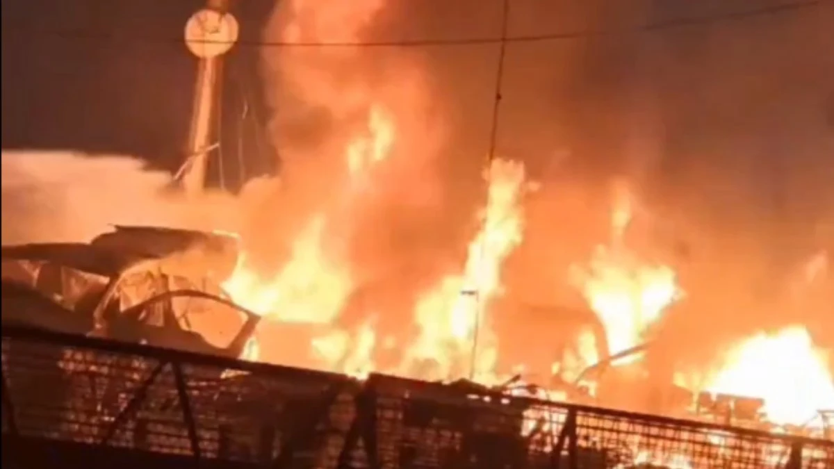 Veicolo in fiamme dopo l'esplosione vicino alla metropolitana di Nuova Delhi