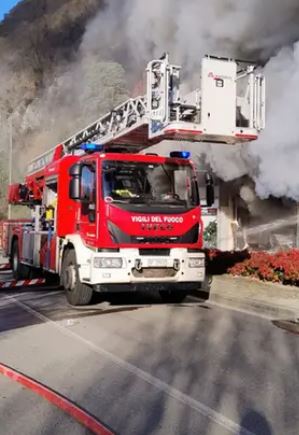 Laveno Mombello, terribile incendio in un negozio: soccorsi e timori per i residenti della palazzina