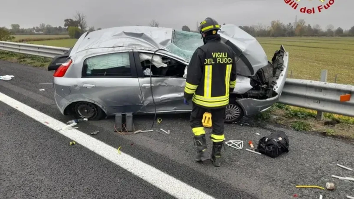 Schianto mortale, autostrada paralizzata e ambulanze sul posto: ancora tragedie