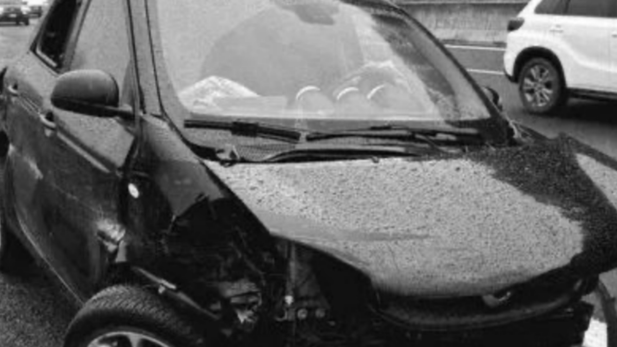 grave incidente per il famoso di uomini e donne auto completamente distrutta