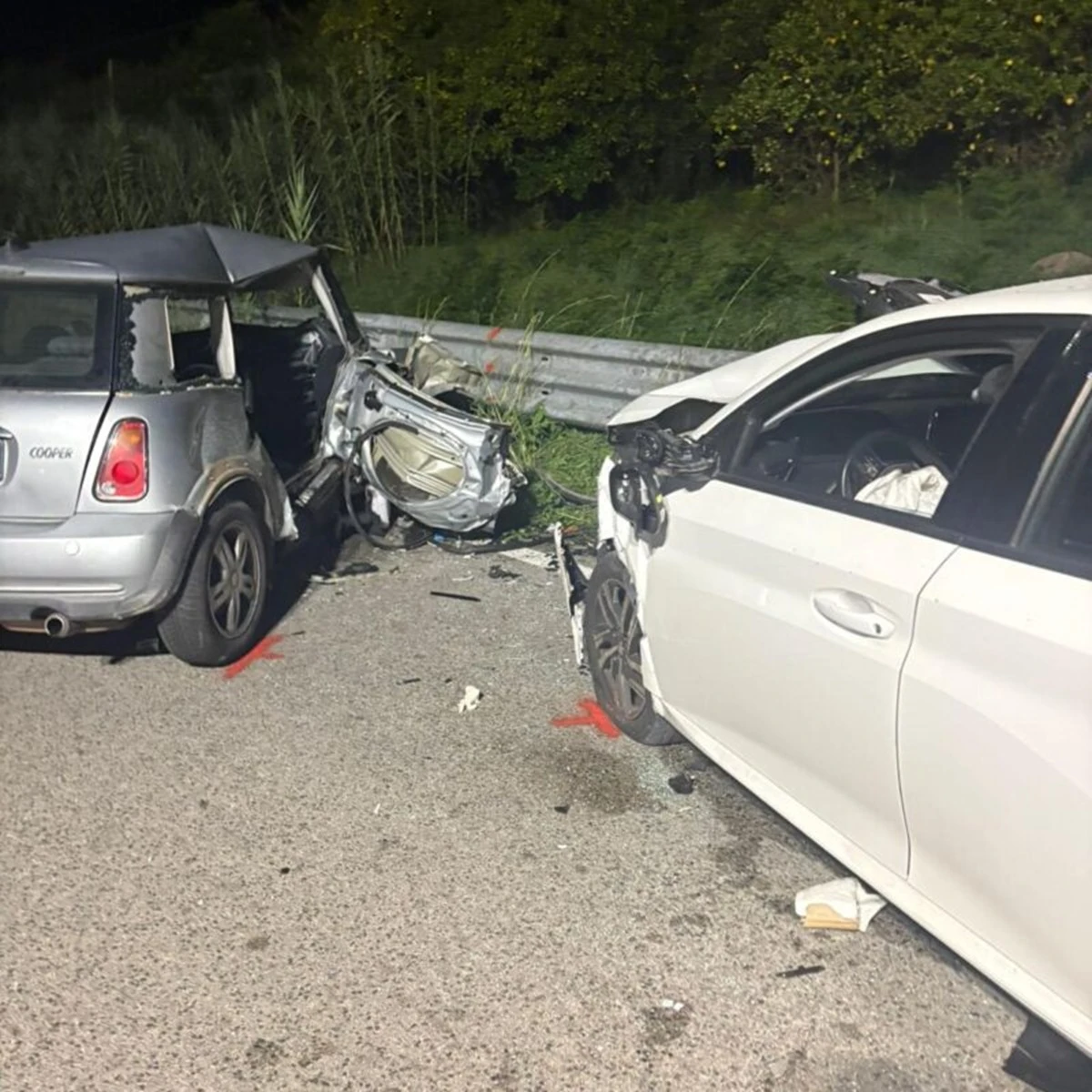 Auto coinvolte nell'incidente stradale sulla provinciale, ferme di traverso sulla carreggiata