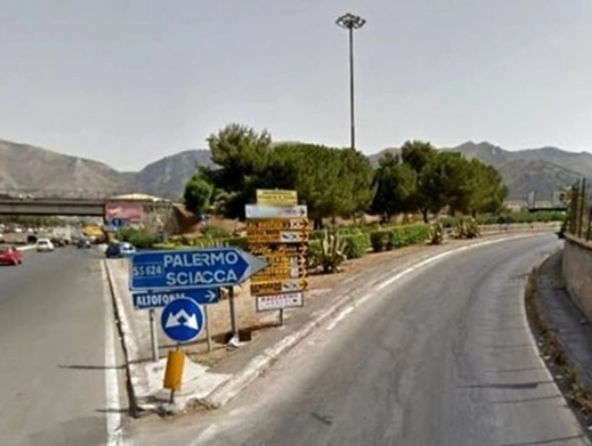 Carabinieri e mezzi di emergenza impegnati nei rilievi dopo il grave incidente stradale