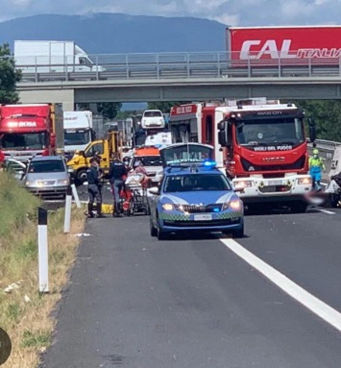 Veicolo incidentato sull'autostrada A1, intervento dei soccorritori
