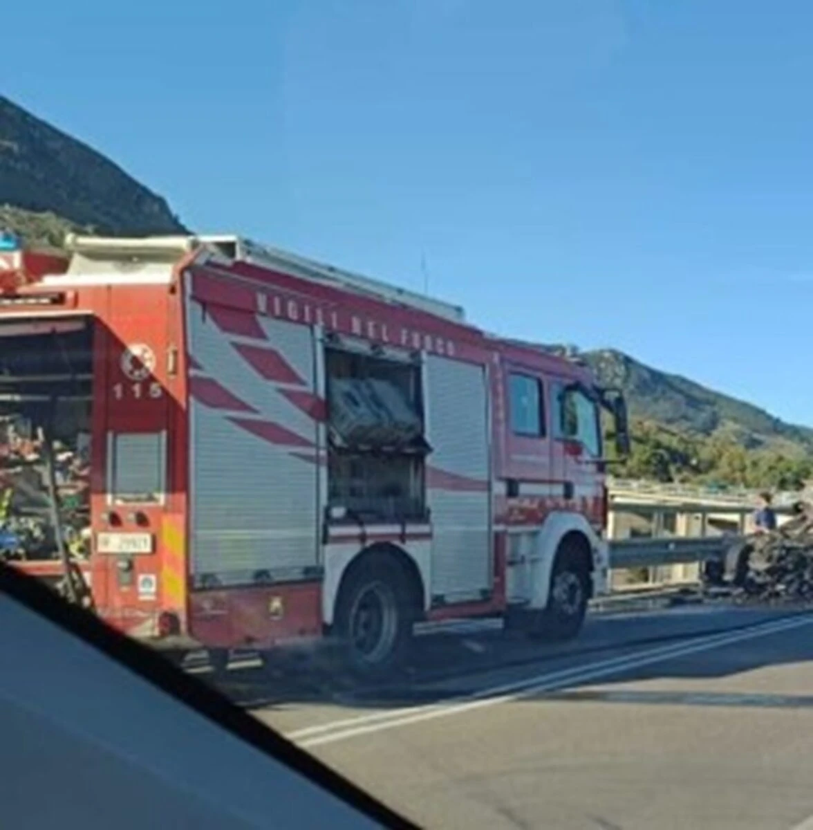 Squadre di soccorso al lavoro lungo la statale Palermo-Sciacca dopo l'incidente frontale