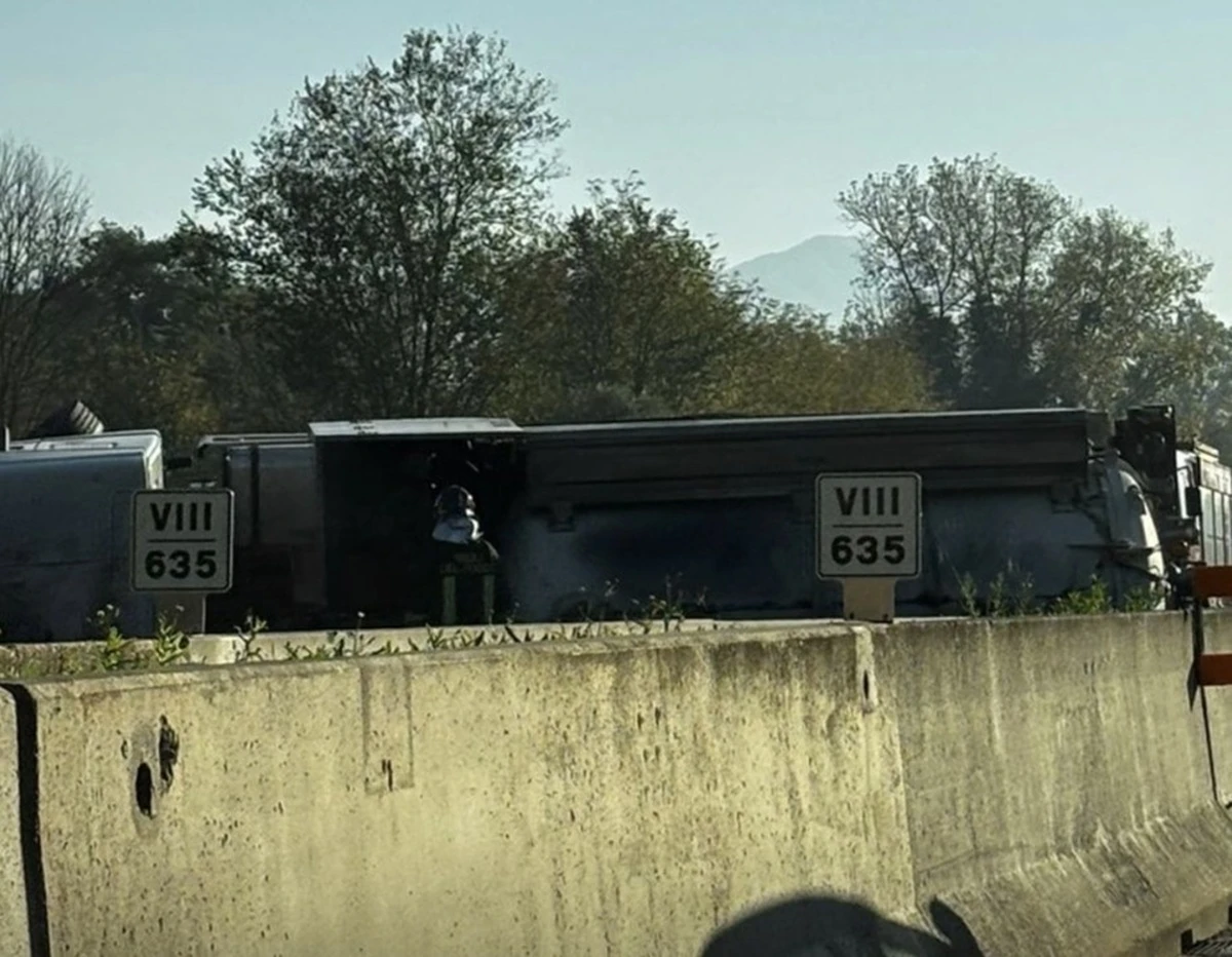 Vigili del Fuoco al lavoro sul luogo dell'incidente sull'A1