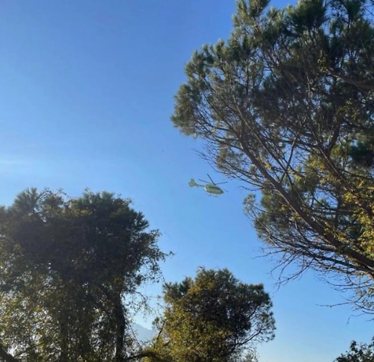 Personale di emergenza al lavoro per la rimozione del mezzo ribaltato sull'A1