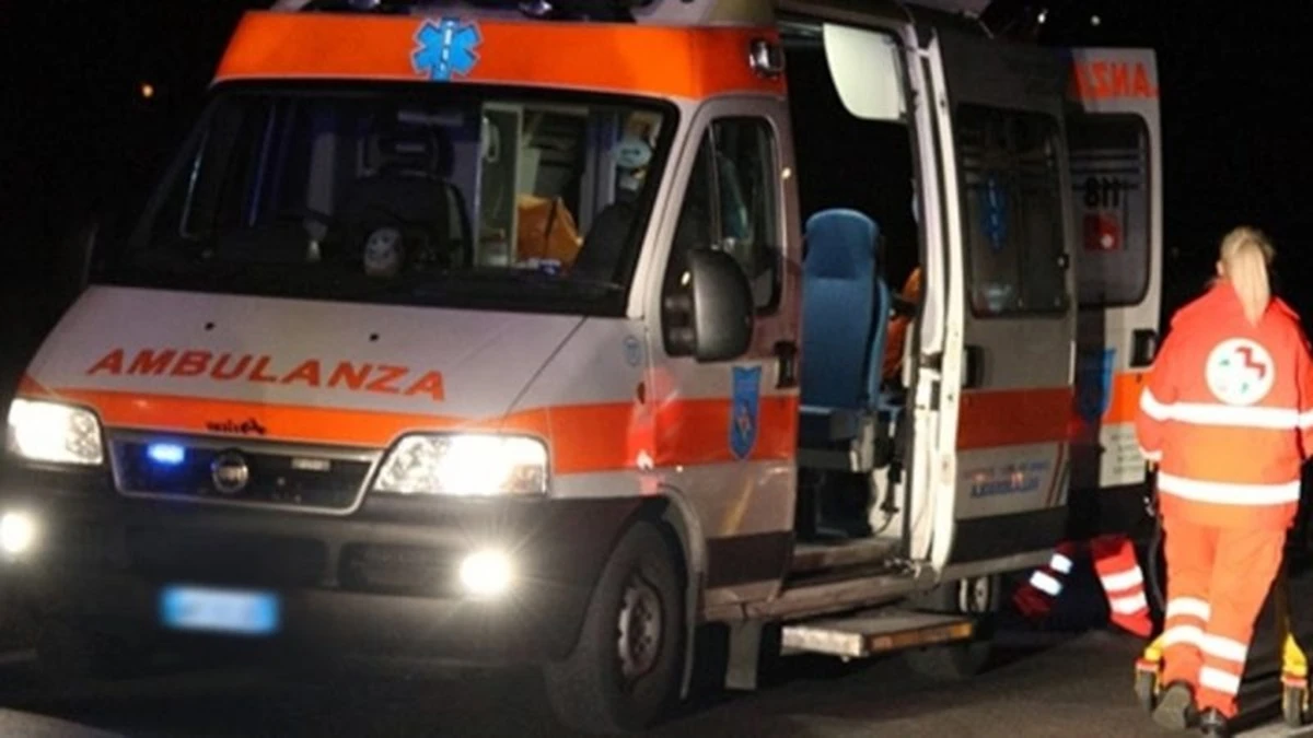 Ambulanze e soccorritori all'opera dopo l'incidente sulla strada provinciale