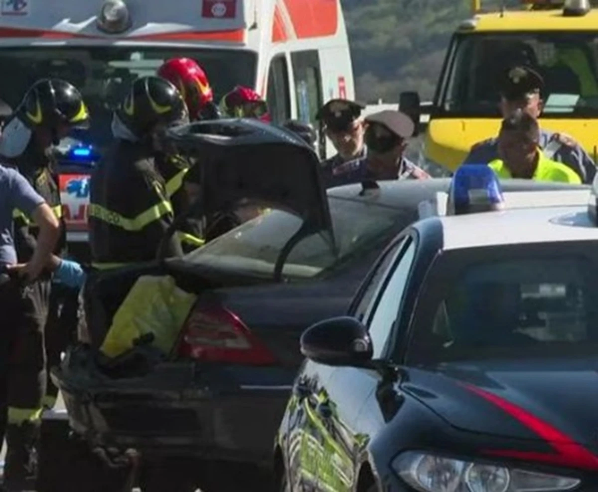 Veicoli coinvolti nell'incidente sulla Palermo-Sciacca, con vigili del fuoco e ambulanze sul posto