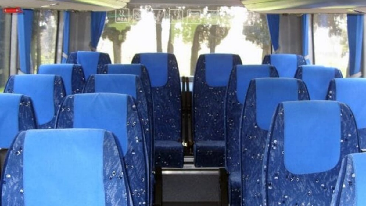 Tragico schianto tra autobus carico di studenti e macchina in Italia Tragico schianto tra autobus carico di studenti e macchina in Italia