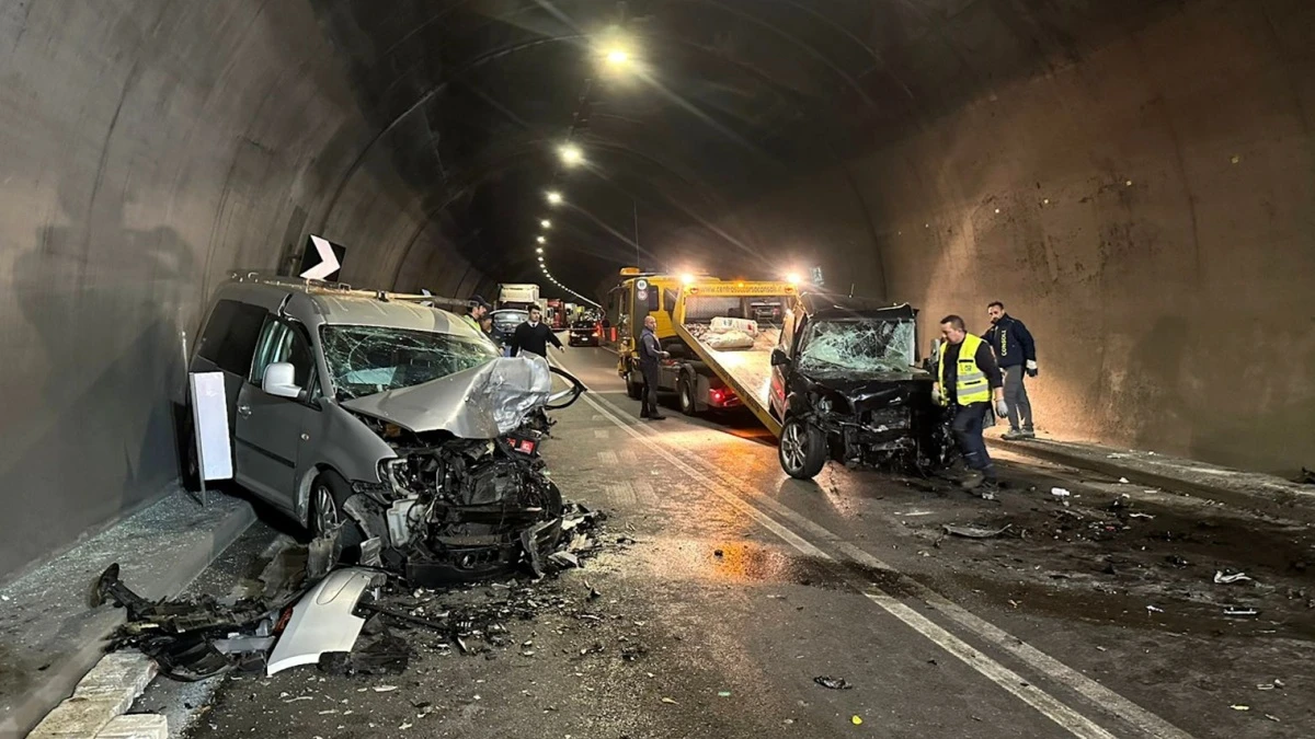 Dettaglio dei veicoli coinvolti nel frontale all'interno della galleria di Sulzano