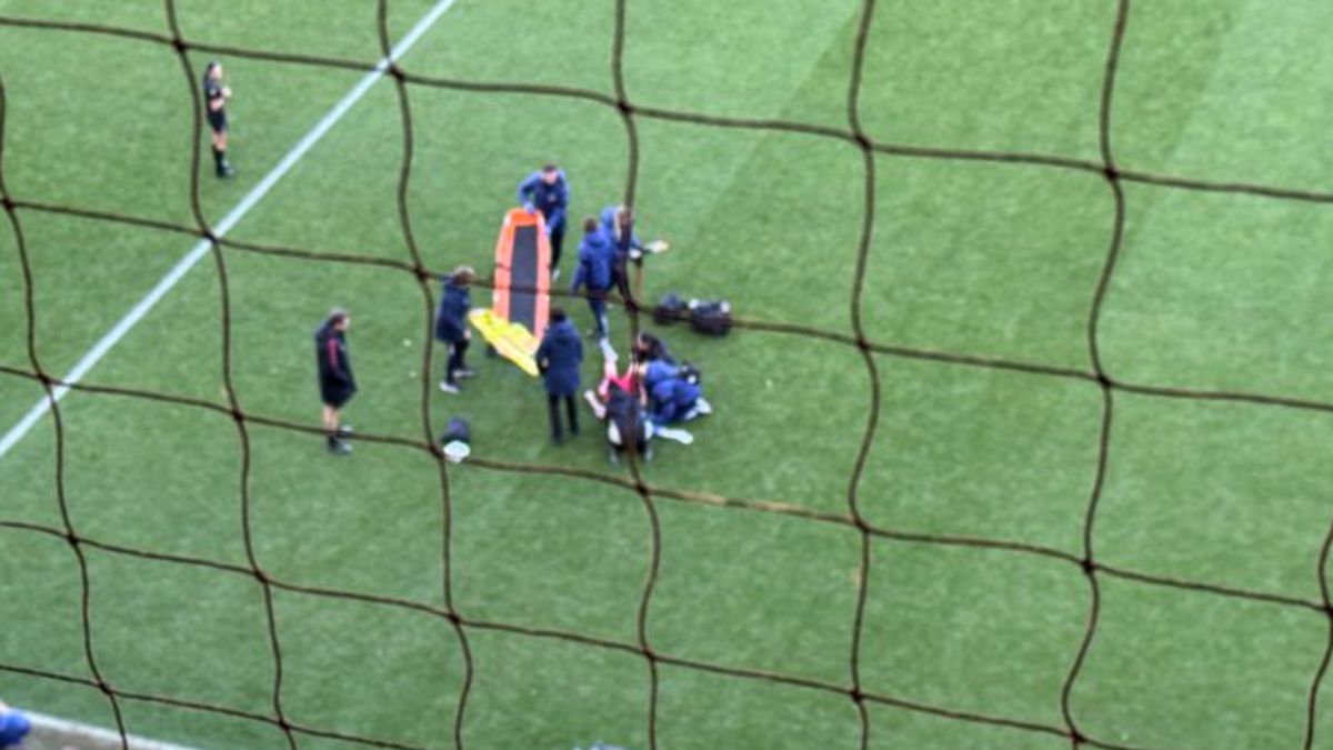 calcio sotto shock esce in barella dopo il tremendo impatto