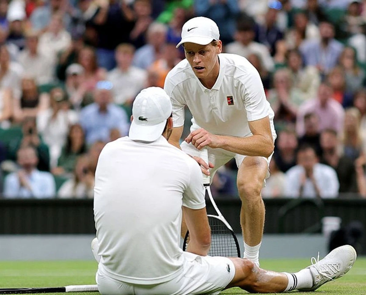 Jannik Sinner durante la premiazione del Masters 1000 di Parigi