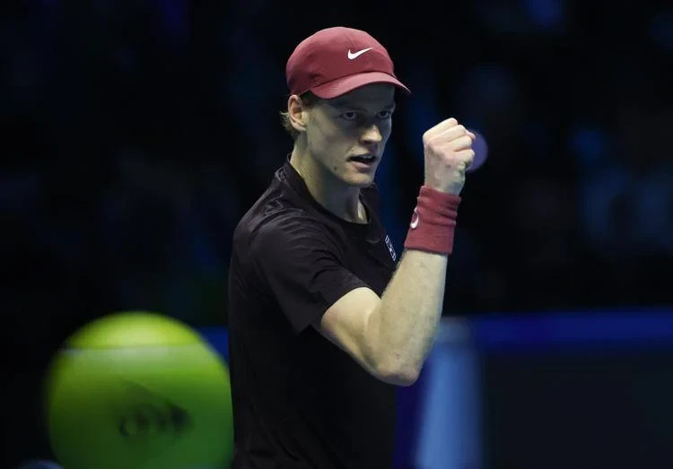 Jannik Sinner esulta dopo un punto nella sfida contro Alcaraz