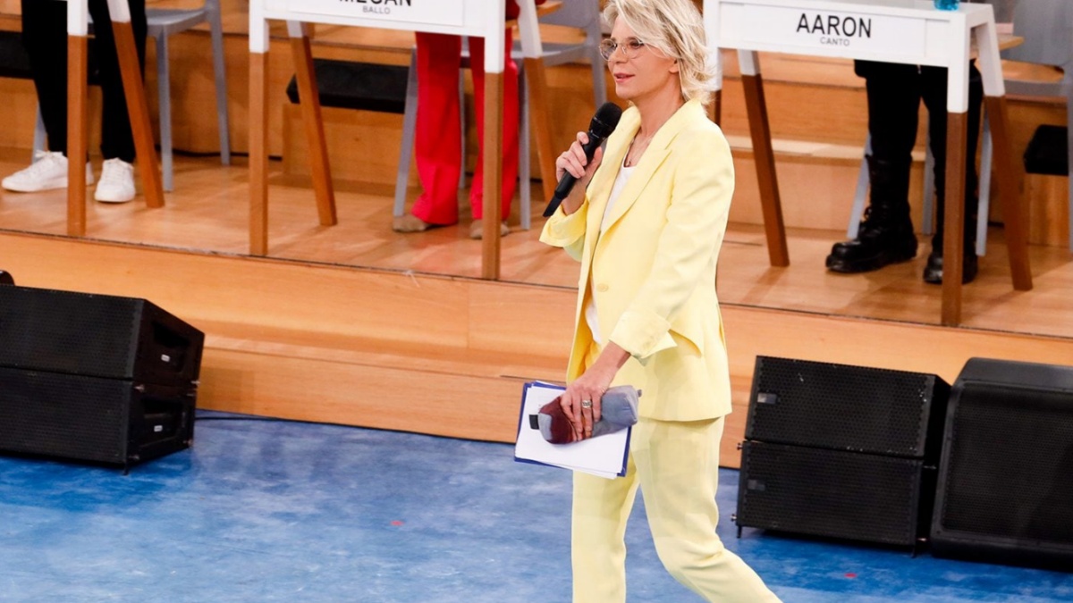 perch233 maria de filippi ad amici indossa sempre le scarpe da ginnastica il costo 232 da capogiro