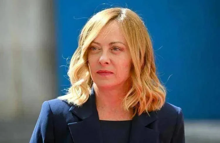 Giorgia Meloni in primo piano, leader di Fratelli d'Italia, fonte thesocialpost.it