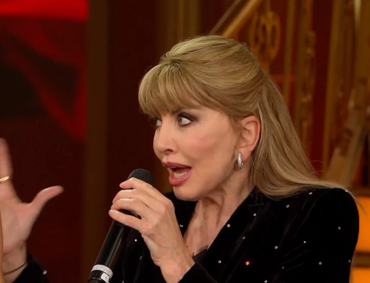 Milly Carlucci sorride durante Ballando con le Stelle