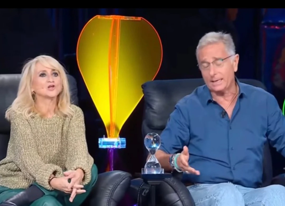 Paolo Bonolis divertito durante il siparietto a Tu sì que vales