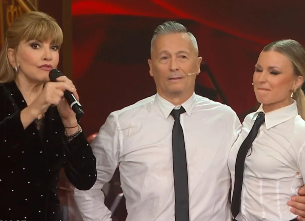 Paolo Belli sul palco di Ballando con le stelle dopo la sua esibizione che ha ottenuto voti altissimi dalla giuria.