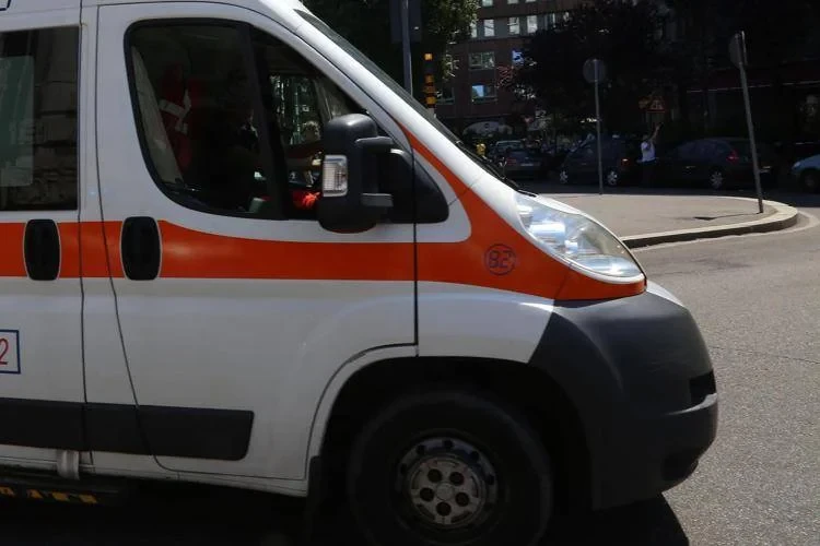 Ambulanza all'ingresso di una piazza, simbolo dell'emergenza vissuta da Maristella Mariani