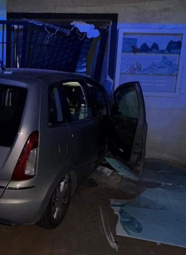 Pompei, perde il controllo dell’auto e si schianta in un negozio: conducente ferito, ipotesi malore