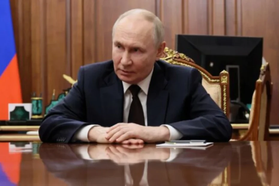 Foto di Vladimir Putin in una conferenza stampa durante la notte degli attacchi