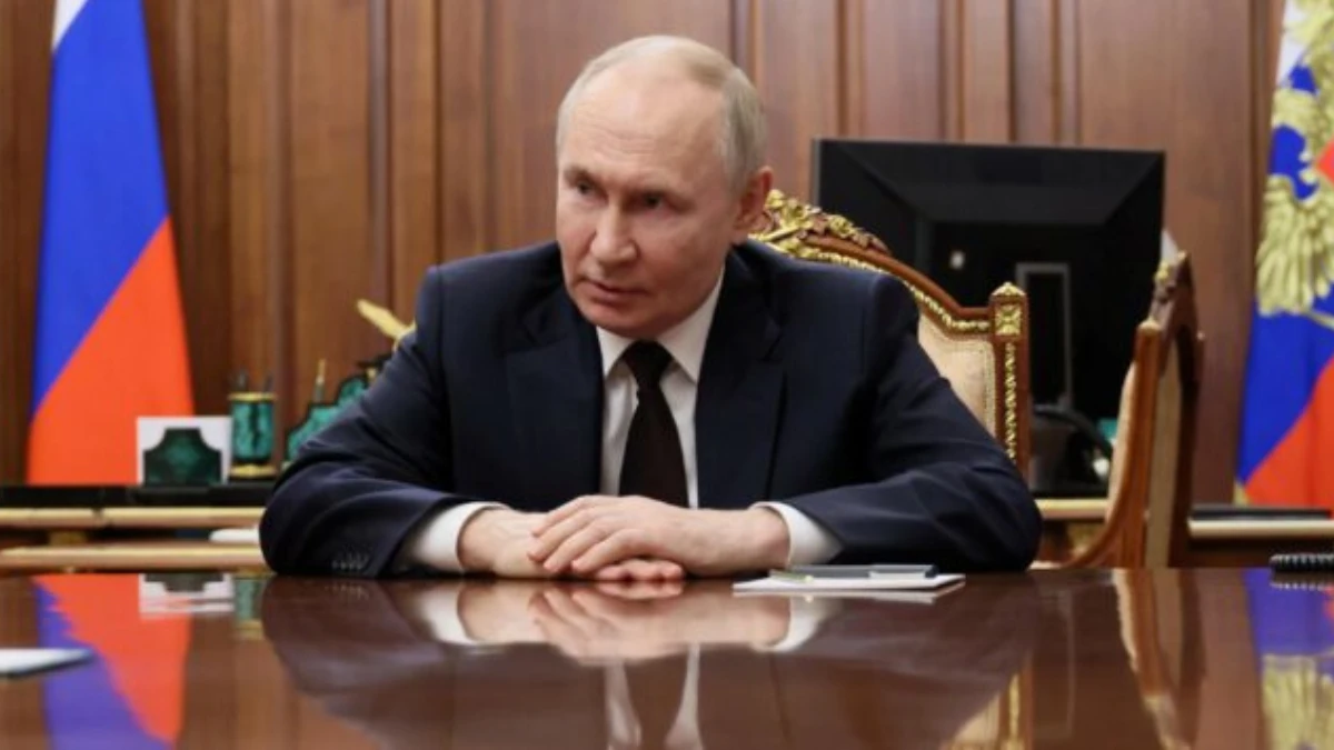 Foto di Vladimir Putin in una conferenza stampa durante la notte degli attacchi