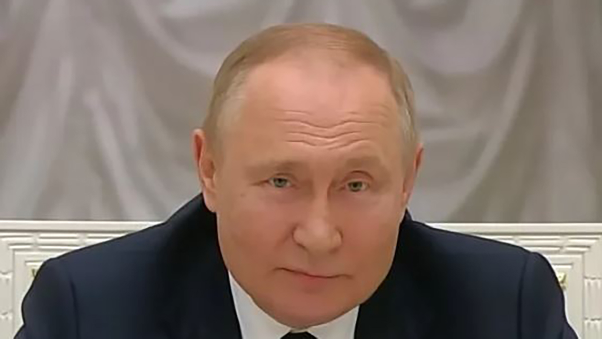 “Guardate le sue mani…”. Putin, voci shock sulla sua salute: cosa succede