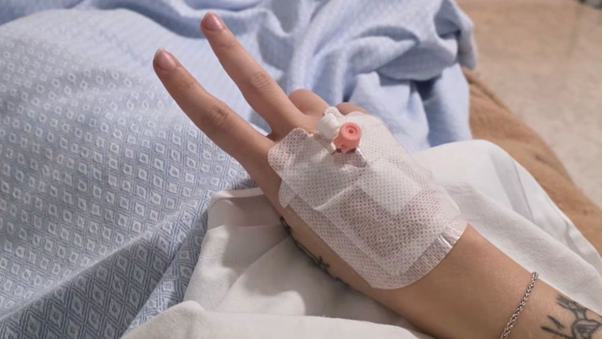 “Vi tengo aggiornati…”. La famosa del web ricoverata: la foto dall’ospedale preoccupa i fan