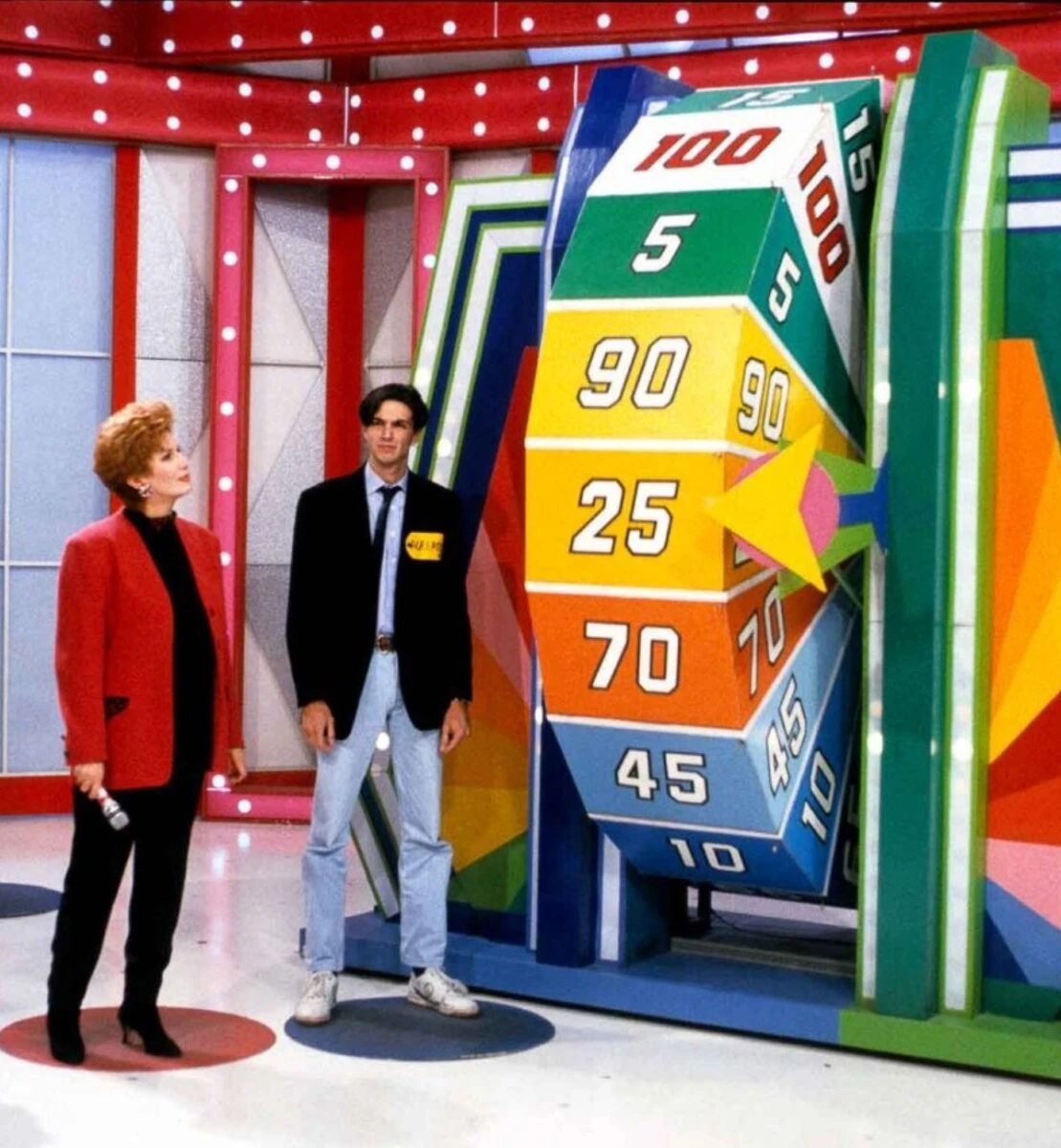 Fotogramma dal dietro le quinte Rai, con conduttori in attesa e atmosfera sospesa