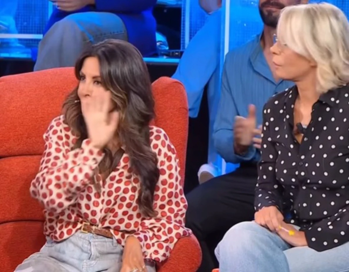 Sabrina Ferilli sorride dopo la finta lite a Tu sì que vales