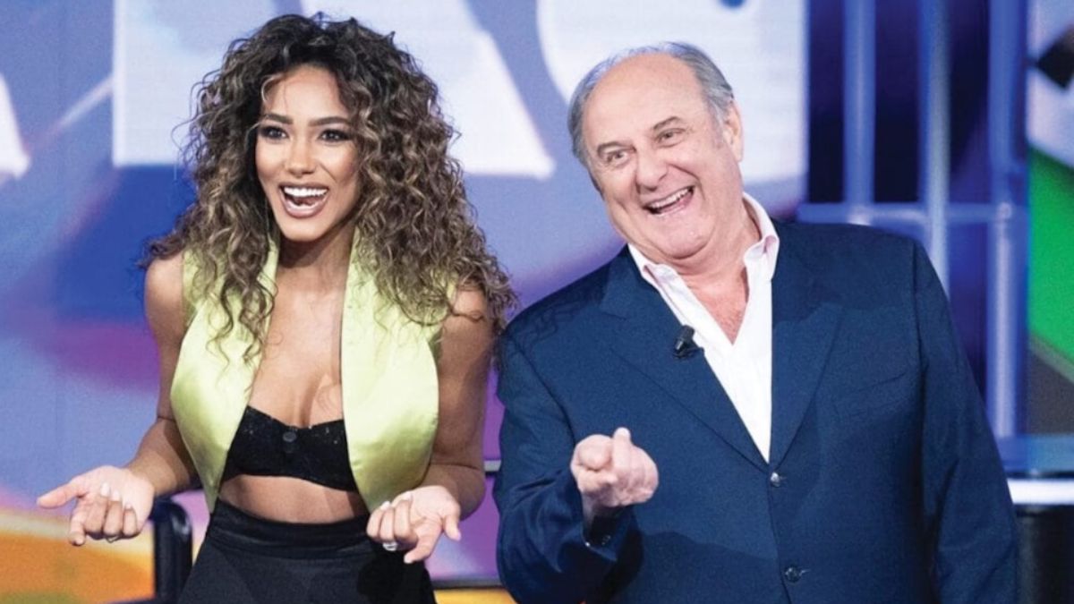 “Come se ci fidanzassimo”. La Ruota della Fortuna, Gerry Scotti scatenato: la replica di Samira Lui