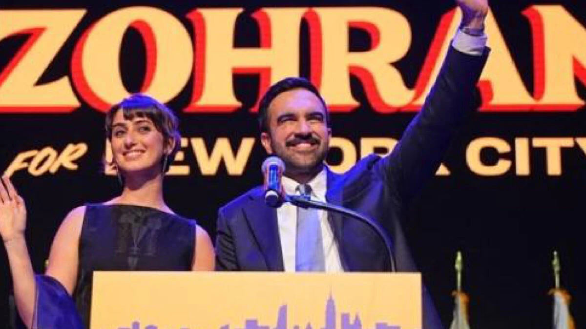 Zohran Mamdani durante un incontro pubblico a New York