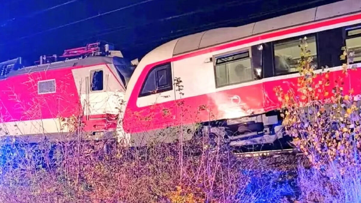 Carrozze dei treni danneggiate dopo lo scontro in Slovacchia