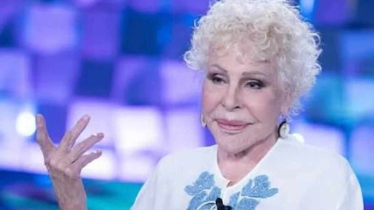 Ornella Vanoni in primo piano, in un momento di riflessione