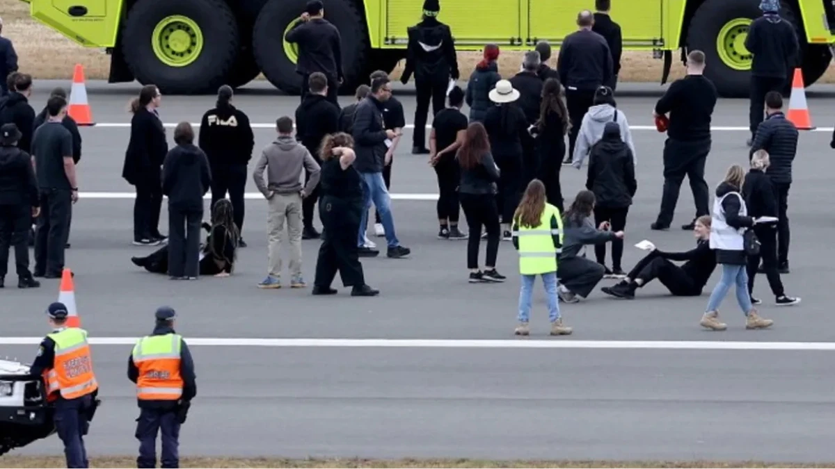 Scontro tra due aerei in volo, dramma totale. La morte in un attimo