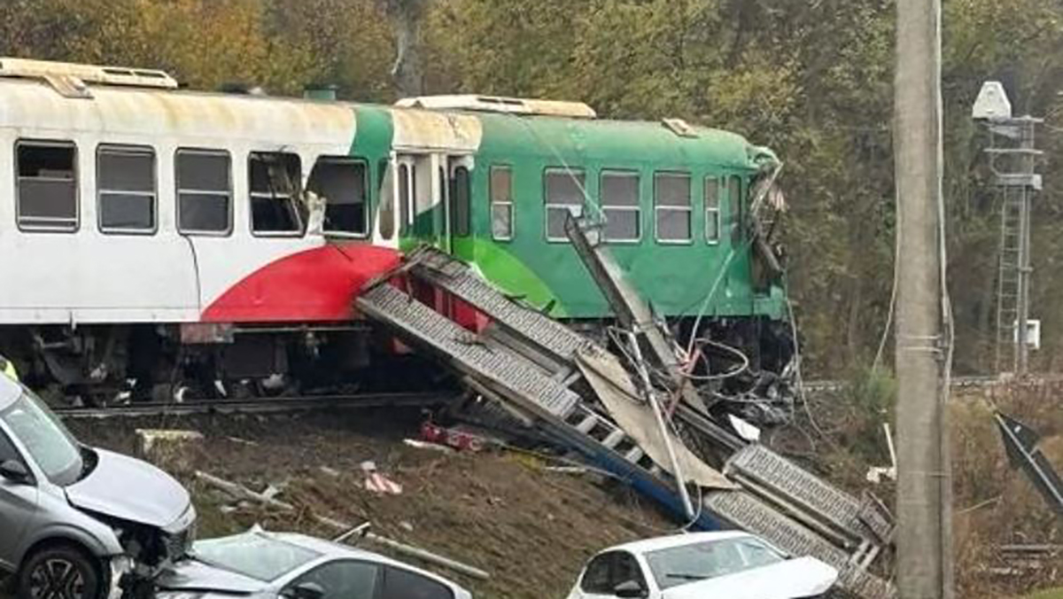scontro tra camion e treno in italia 232 dramma la situazione