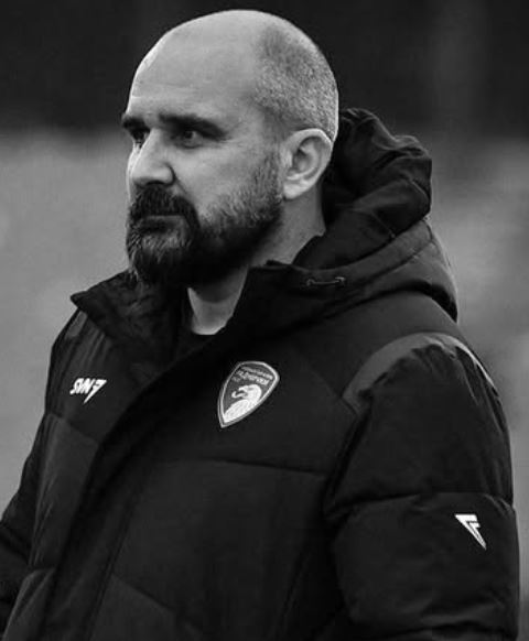 Mladen Zizovic, l'allenatore collassa in panchina durante la partita: stroncato da un malore a 44 anni (VIDEO)