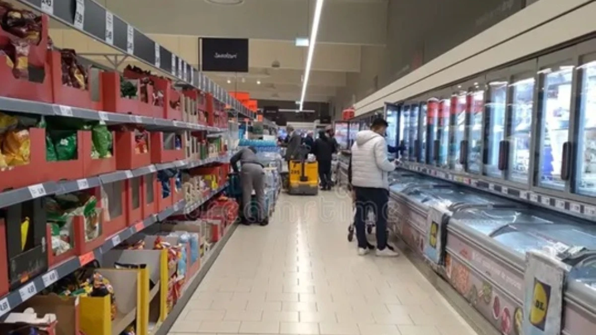 Interno di supermercato con persone durante la festa dei santi