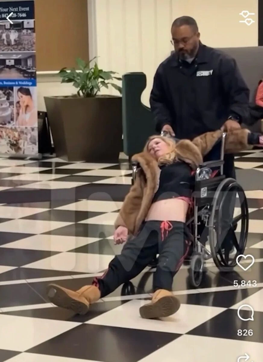 Tara Reid sorridente durante una serata mondana