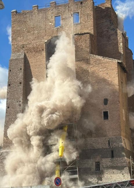 Morto sotto le macerie della Torre dei conti: chi era Octav. Quell’ultima foto al mare