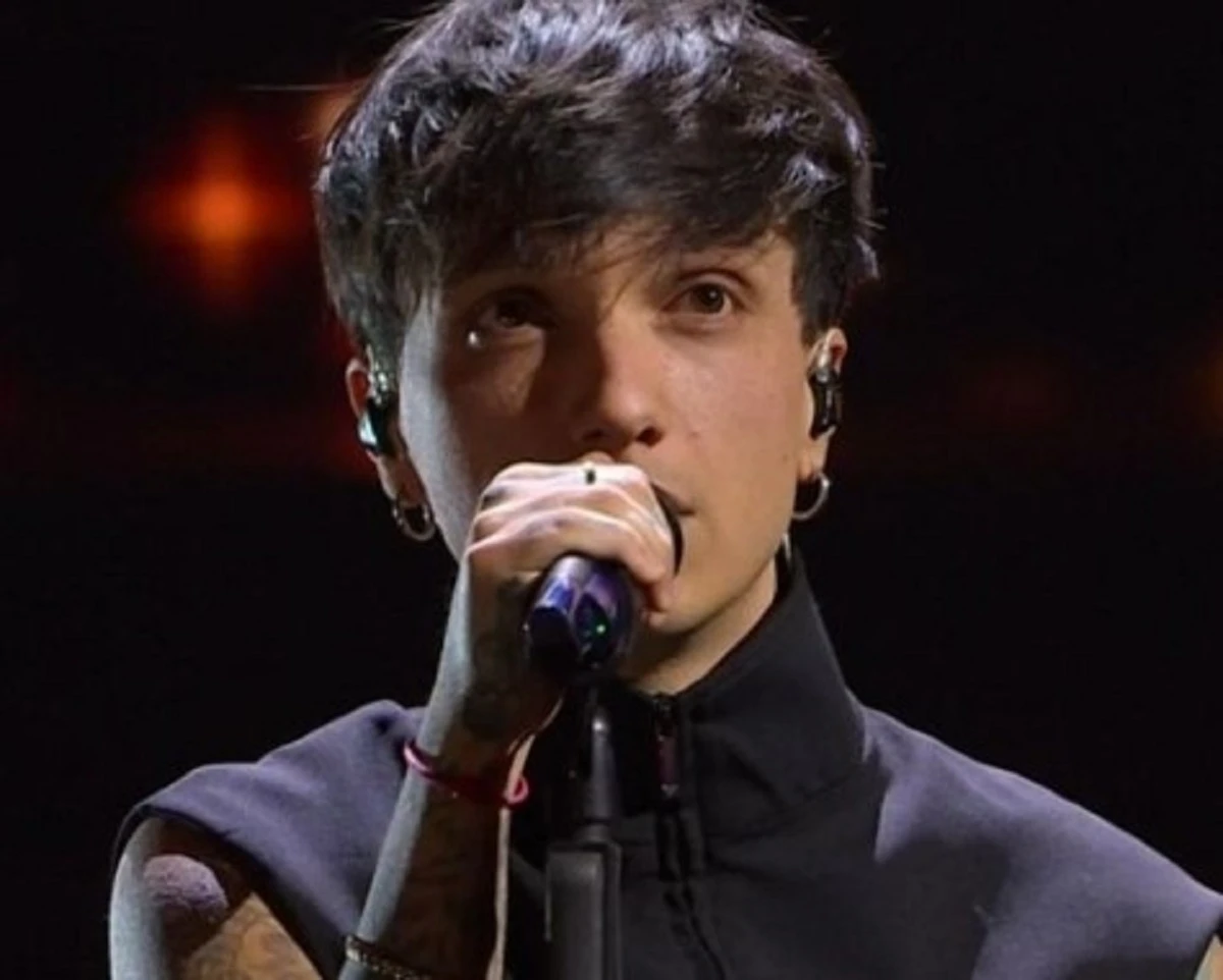 Jacqueline Luna e Ultimo, sorridenti in una foto di famiglia con il piccolo Enea