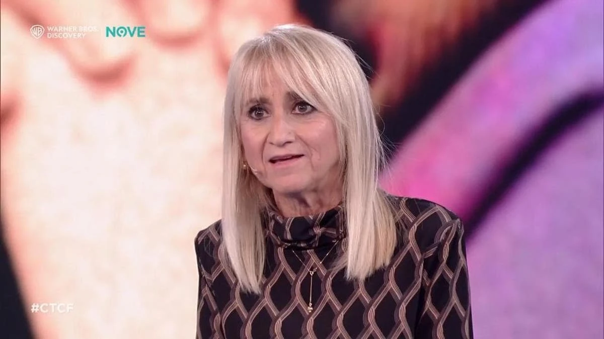 Primo piano emozionato di Luciana Littizzetto a Che Tempo Che Fa nel ricordo di Ornella Vanoni