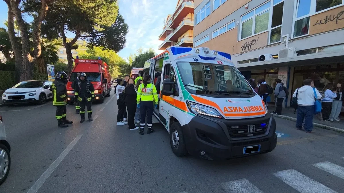 Ambulanza e vigili del fuoco davanti a una scuola