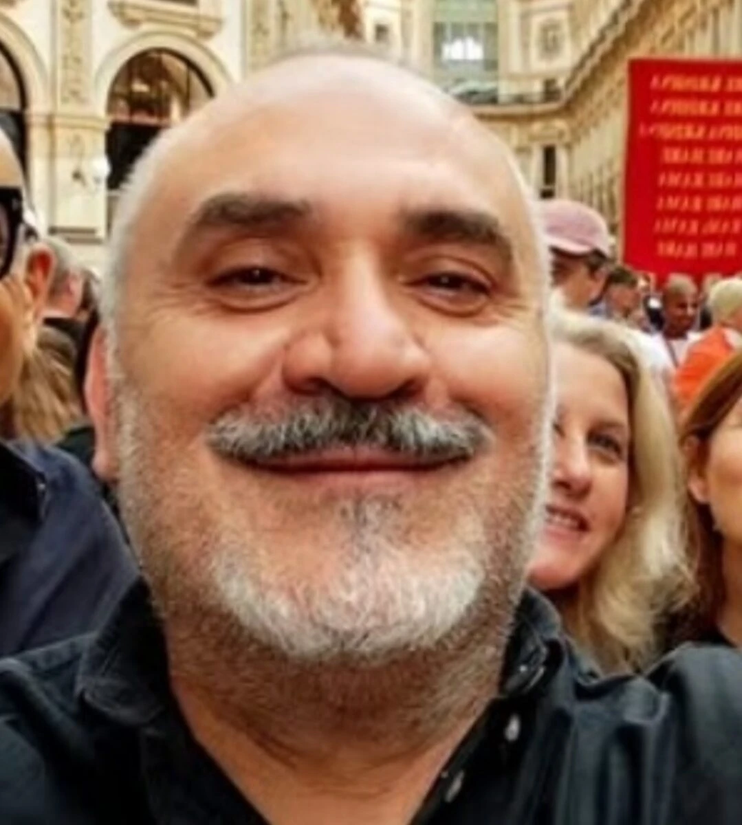 Abbraccio tra Francesco De Siena e Nek sul palco di The Voice Senior