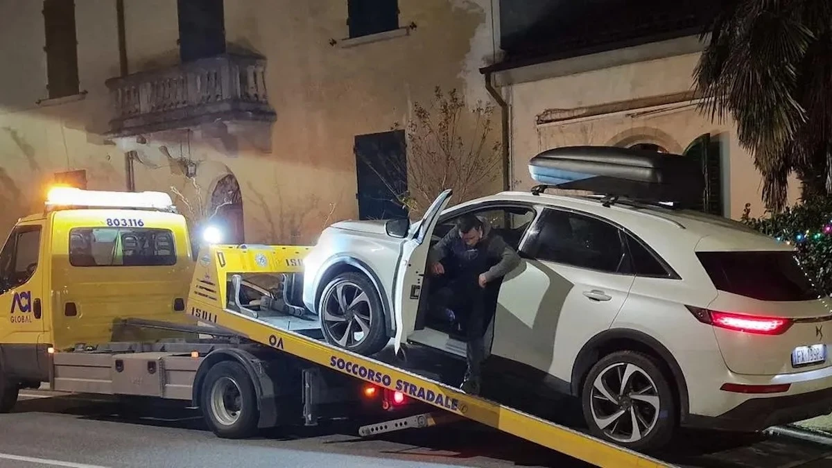 Polizia municipale e rilievi sulla scena dell'incidente mortale a Pistoia