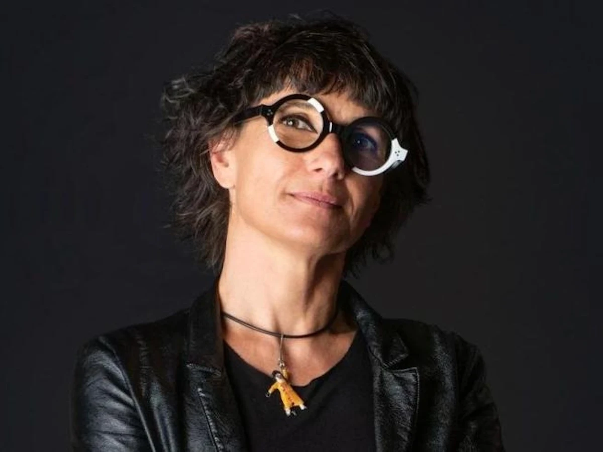 Anna Toscano sorridente durante la presentazione di un suo libro.