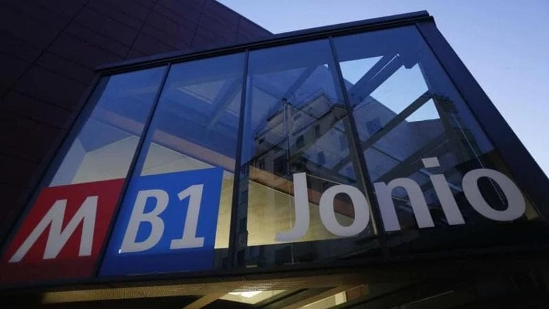 Auto della polizia impegnata nelle indagini dopo la violenza sessuale a Roma