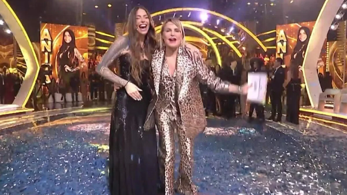 Anita Mazzotta festeggia la vittoria del Grande Fratello 2025 in studio