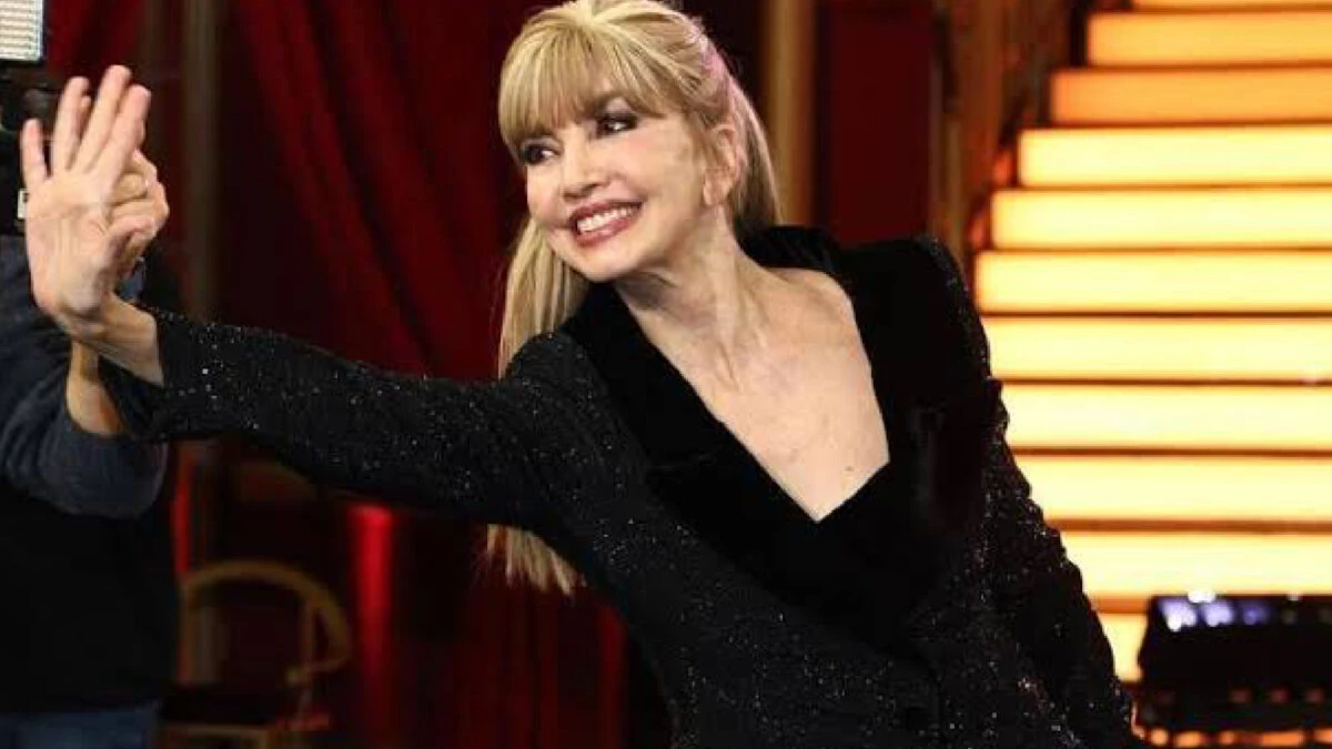 Andrea Delogu alza la coppa nella finale di Ballando con le stelle